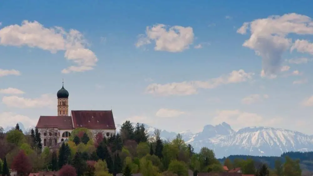 Blick auf die Stadtpfarrkirche St. Martin in Marktoberdorf, im Hintergrund die Allgäuer Alpen