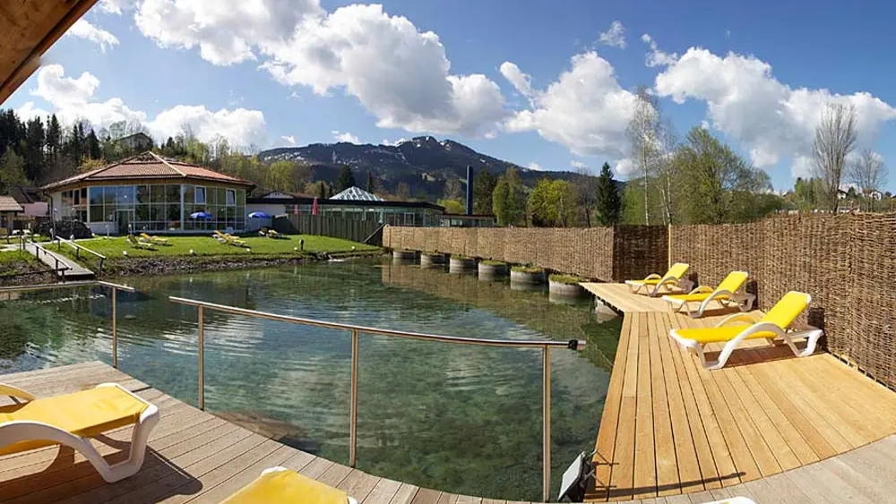 Die Seesauna mit dem Naturbadeteich im ABC Alpspitz-Bade-Center in Nesselwang