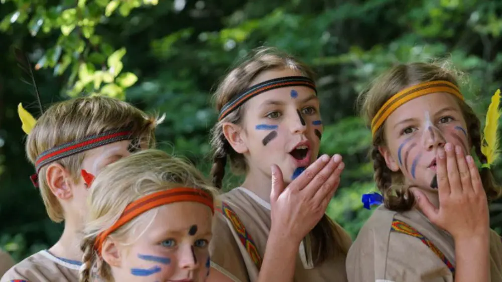 Als Indianer verkleidete Kinder im Allgäuer Bergindianerland am Oberjoch
