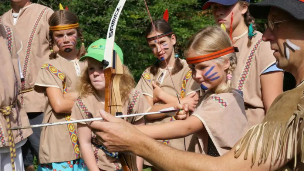Kinder beim Bogenschießen im Allgäuer Bergindianerland am Oberjoch