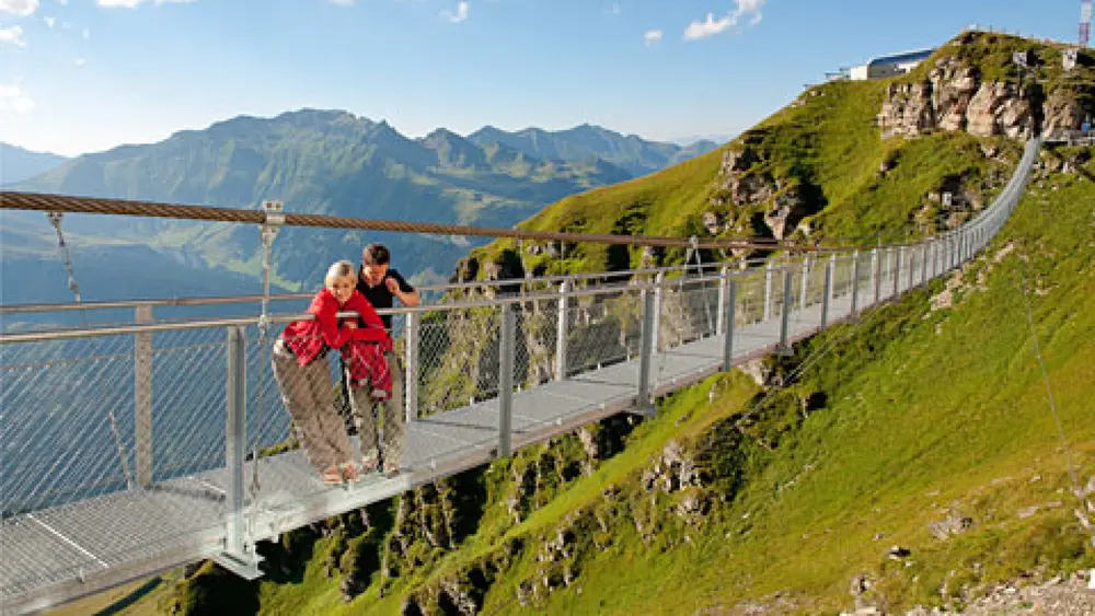Paar auf der Hängebrücke am Stubnerkogel bei Bad Gastein