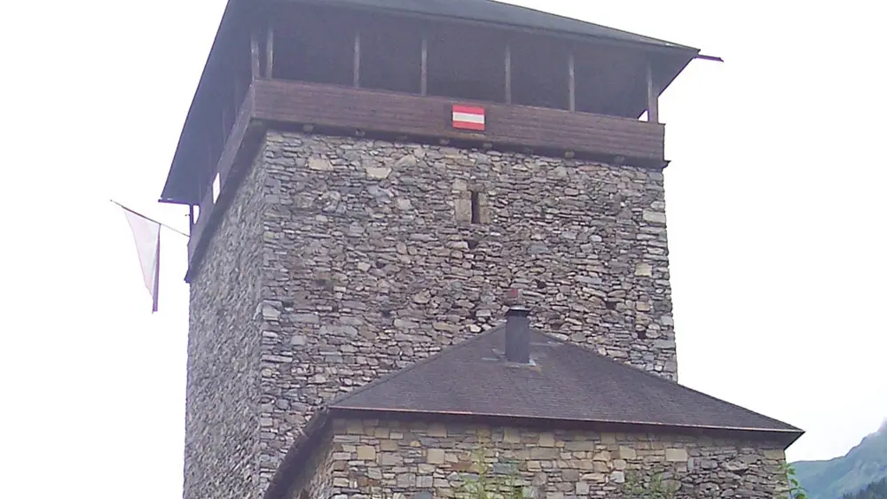 Blick auf den Bergfried von Burg Klammstein bei Dorfgastein