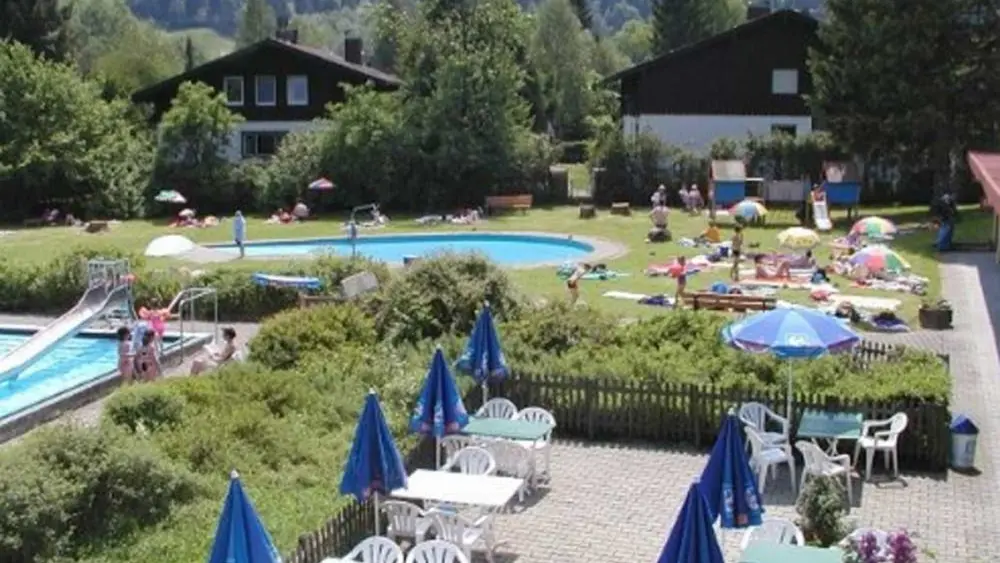 Blick auf das Freibad Thalkirchdorf mit Liegewiese und Sonnenterrasse