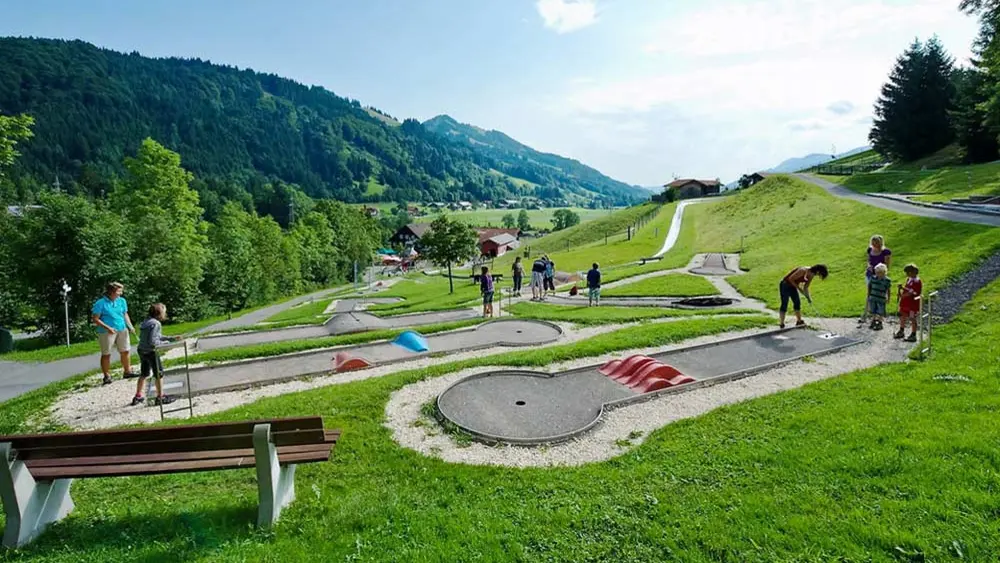 Blick auf die Minigolfanlage am Hündle