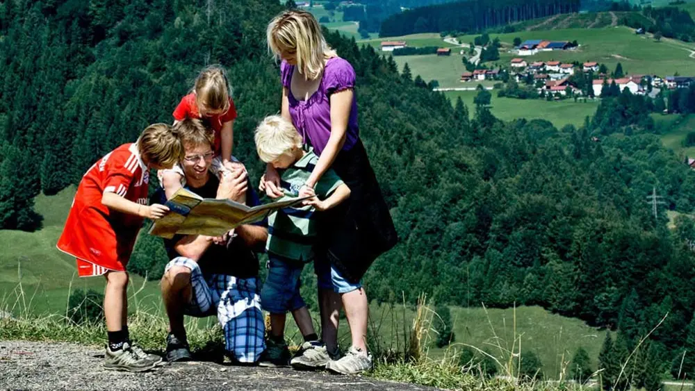 Eine Familie beim Wandern in der Freizeitregion am Hündle