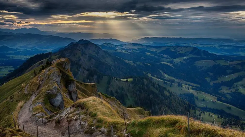 Blick über die Bergkette Nagelfluh bei Oberstaufen