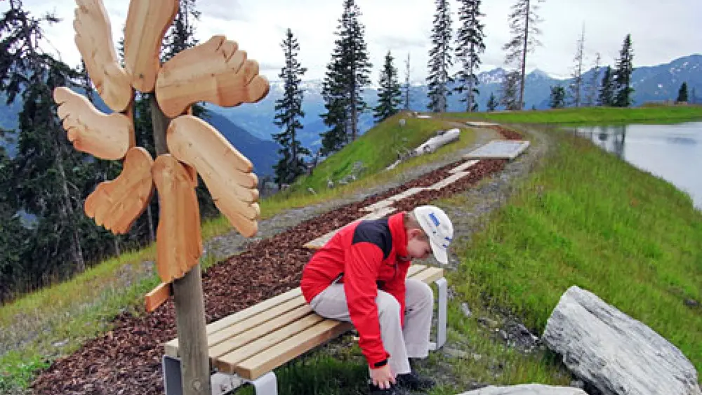 Kind am Barfußweg neben dem Spiegelsee am Fulseck bei Dorfgastein