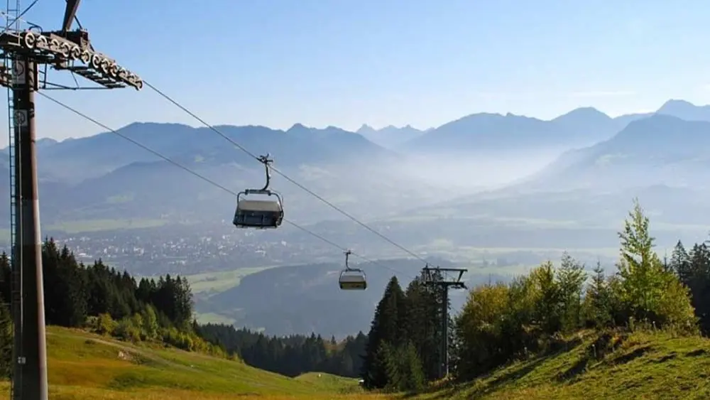 Blick auf die Gondelbahn Weltcup-Express, die auf das Ofterschwanger Horn führt.