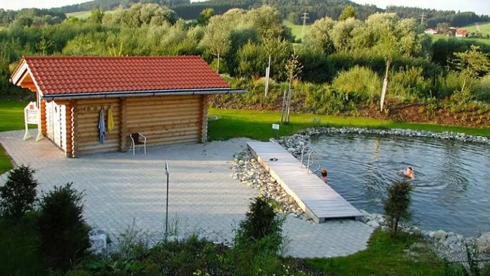 Saunahütte mit Badeteich in der Sportwelt Ottobeuren