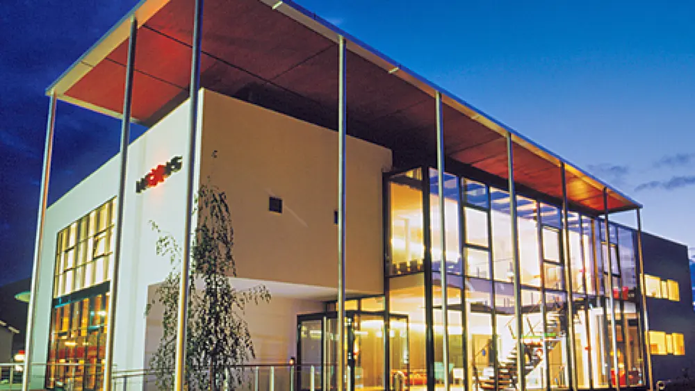 Außenansicht des Kunsthauses Nexus in Saalfelden bei Nacht