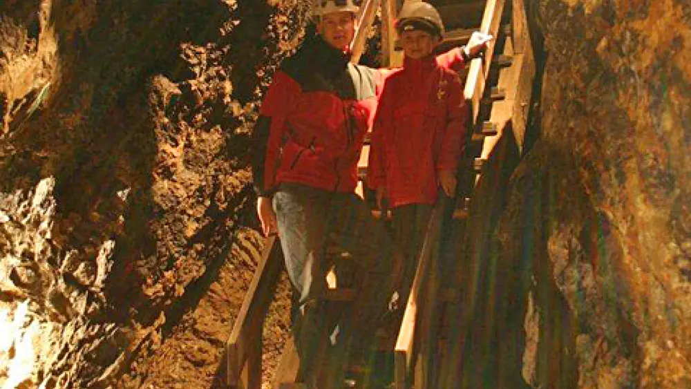 Familie bei der Führung durch den Danielstollen im Schaubergwerk Leogang