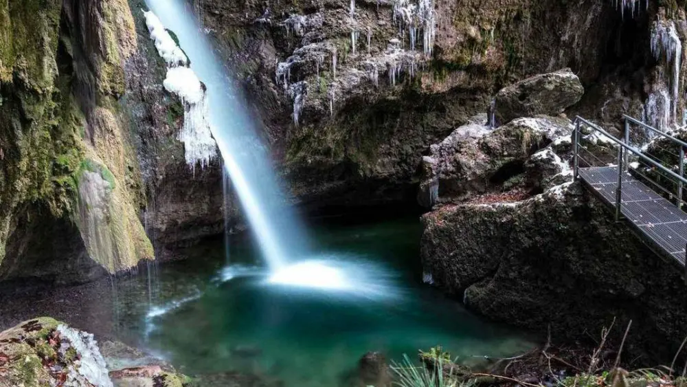 Blick von oben auf den Hinanger Wasserfall in Sonthofen