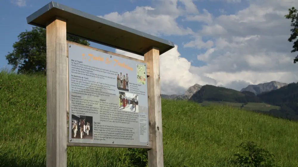 Eine Infotafel am musikalischen Wanderweg in Sonthofen