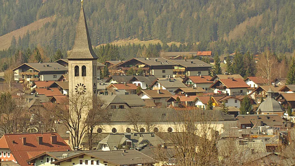 Außenansicht der Dekanatspfarrkirche Saalfelden