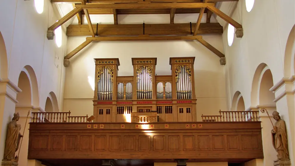 Blick auf die Empore und die Orgel der Dekanatspfarrkirche Saalfelden
