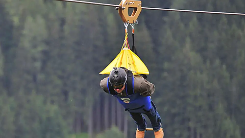 Mann am Flying Fox XXL in Leogang