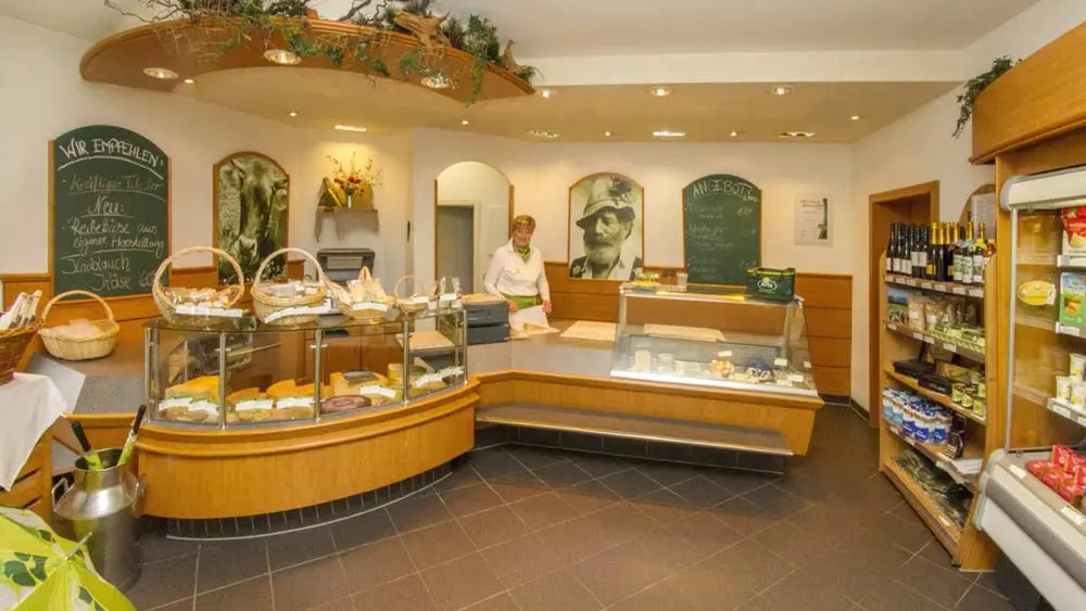 Blick in den Laden der Sennerei Wertach