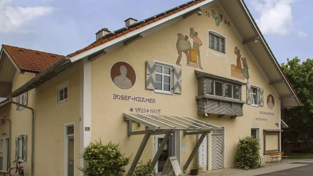 Historisches und verziertes Gebäude der Sennerei Wertach