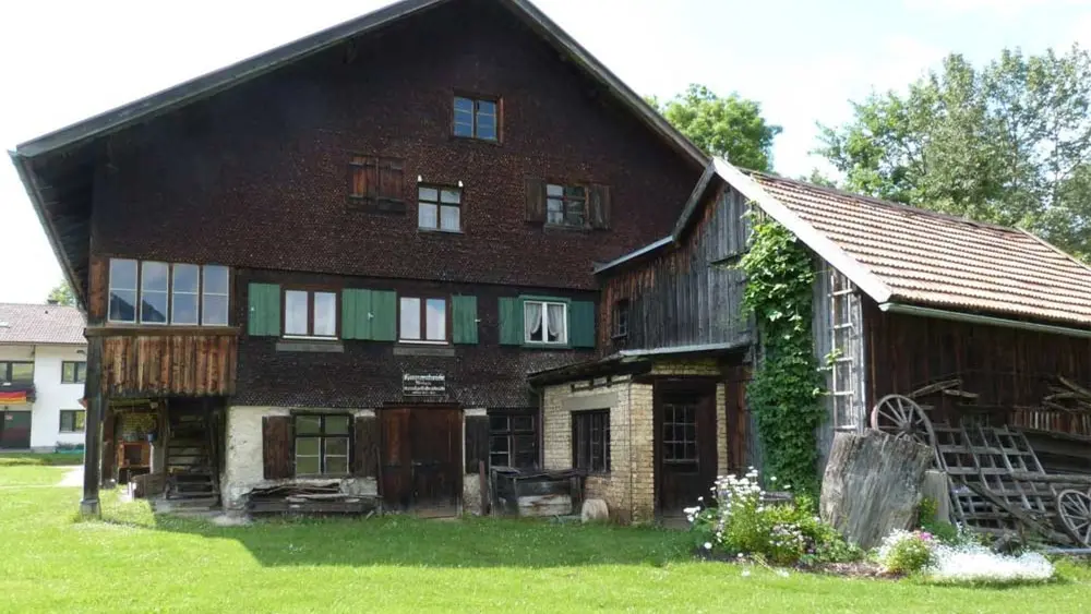 In diesem alten Holzhaus in Wertach befindet sich die Hammerschmiede