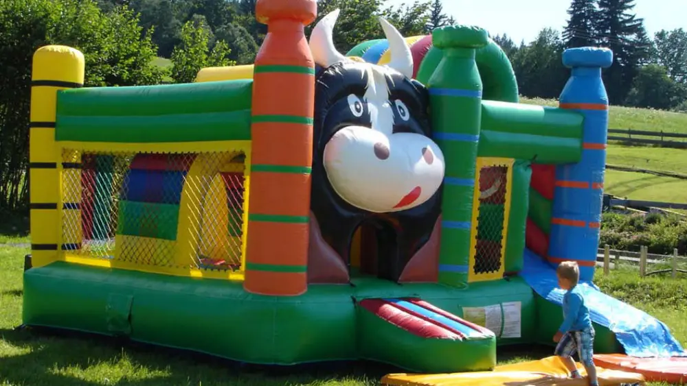 Eine Hüpfburg im Buron Kinderpark in Wertach