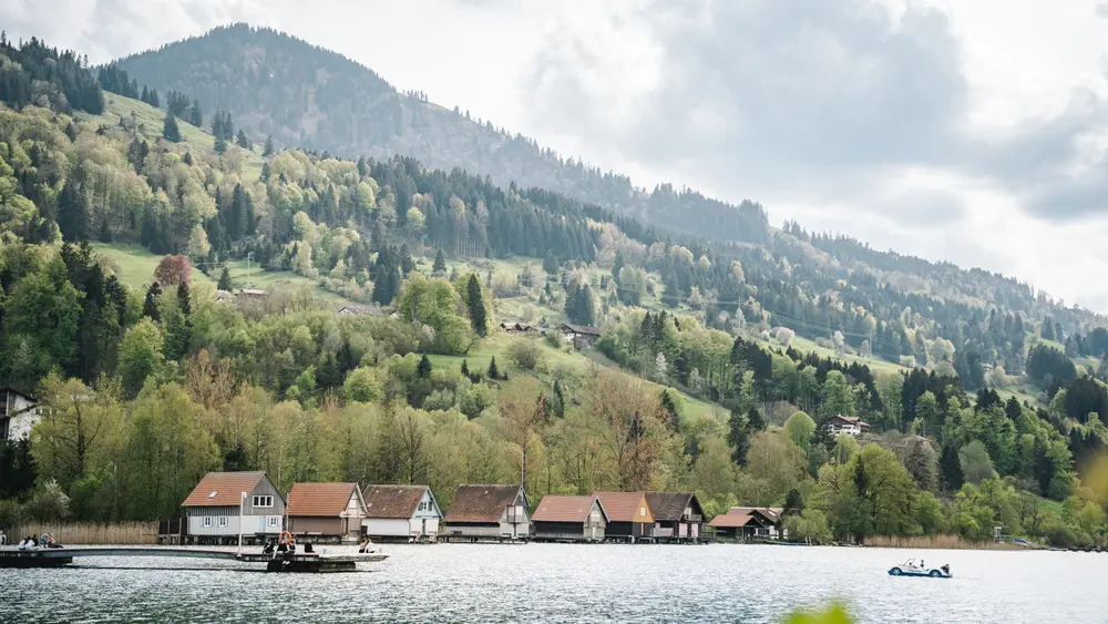 Bootshäuser am Großen Alpsee