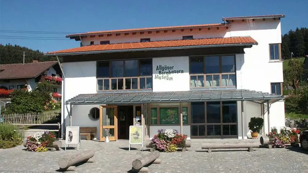 Blick auf das Eingangsgebäude des Allgäuer Bergbauernmuseums in Immenstadt