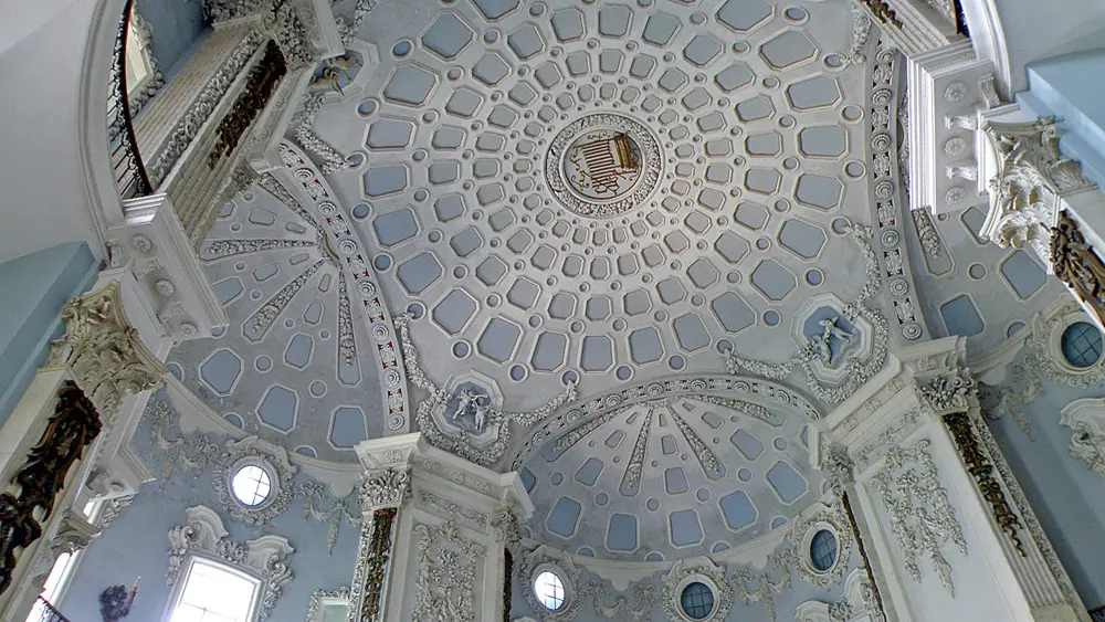 Blick von unten an die reichverzierte Decke des Ballsaals im Palazzo Borromeo auf der Isola Bella