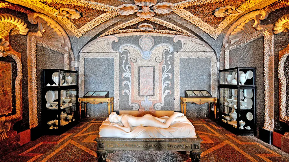 Blick in eine der Muschelgrotten im Palazzo Borromeo auf der Isola Bella