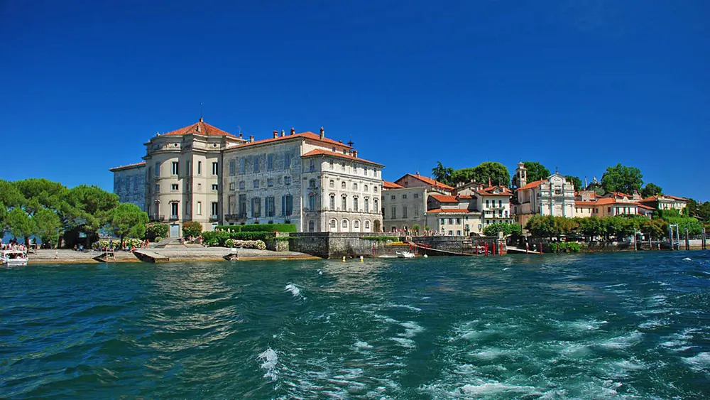 Blick auf den Palazzo Borromeo auf der Isola Bella vom Lago Maggiore aus