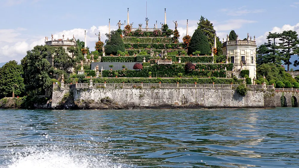 Der terrassenförmige Barockgarten auf der Isola Bella vom Lago Maggiore aus gesehen