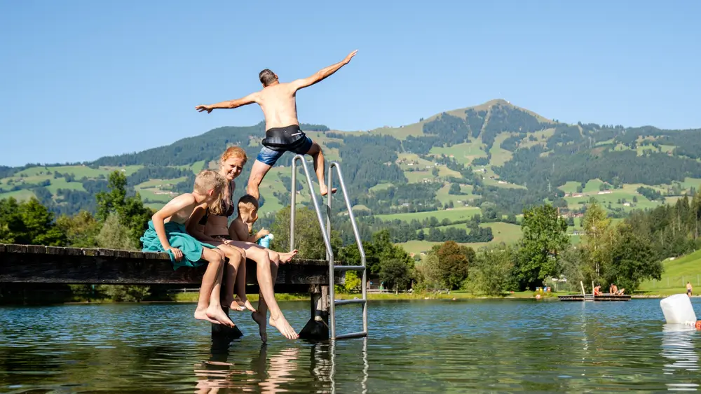 Familie im Badebereich des Salvenalands