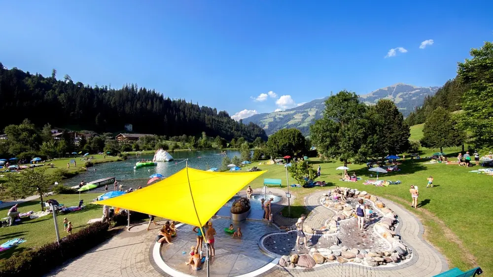 Blick auf den Freizeitpark mit Badesee