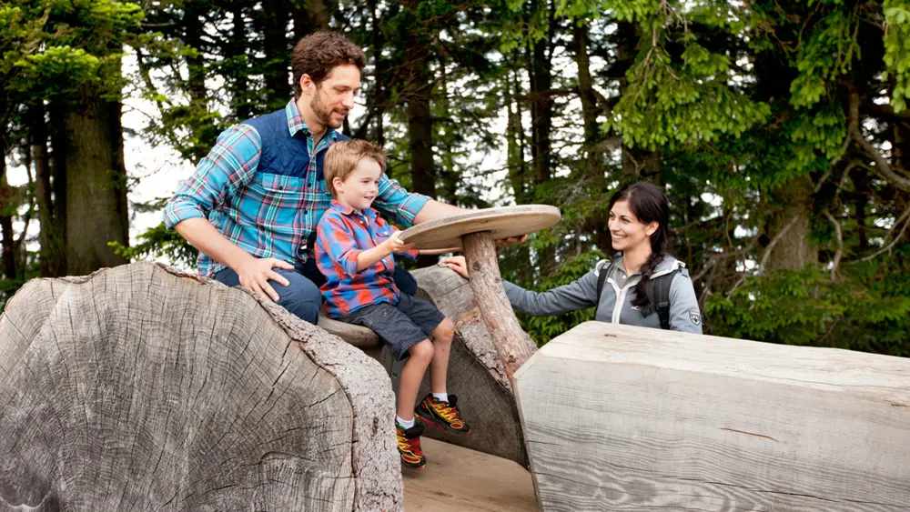 Familie auf einem Spielplatz am Blomberg