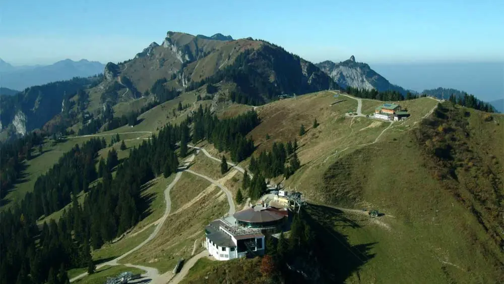 Hütten am Brauneck: Panorama-Restaurant (vorne) und Brauneck-Gipfelhaus