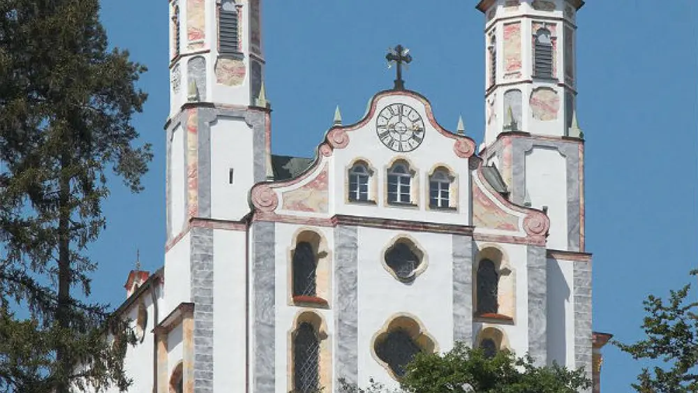 Die Heilig-Kreuz-Kirche mit ihren beiden Türmen auf dem Kalvarienberg in Bad Tölz