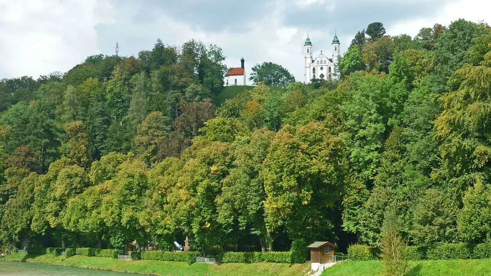 Der Kalvarienberg am Ufer der Isar in Bad Tölz