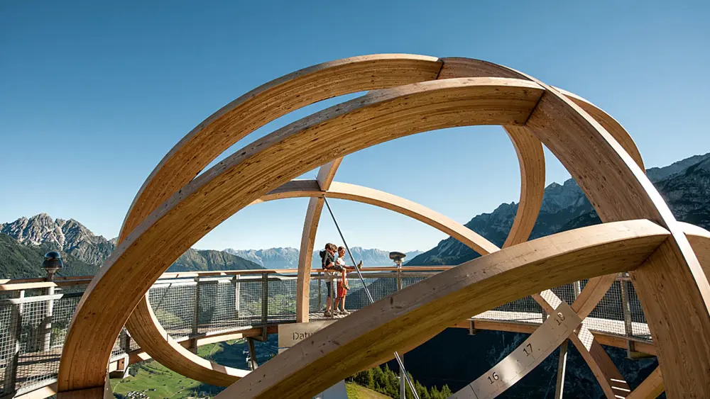 Blick auf die begehbare Sonnenuhr am Elfer