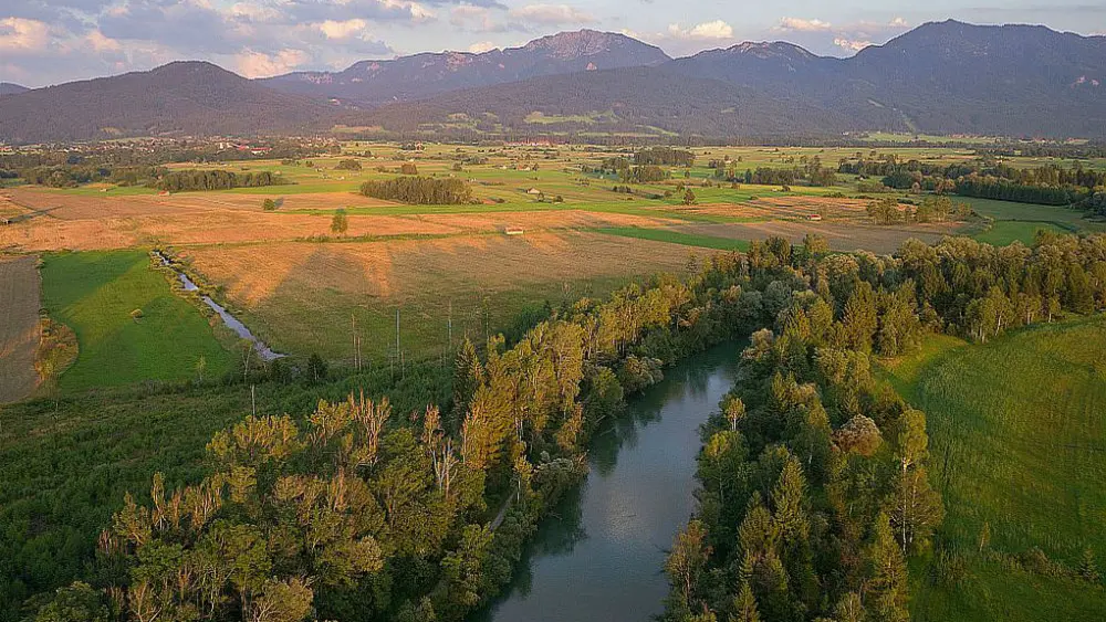Das Loisach-Kochelsee-Moos mit Benediktenwand im Hintergrund