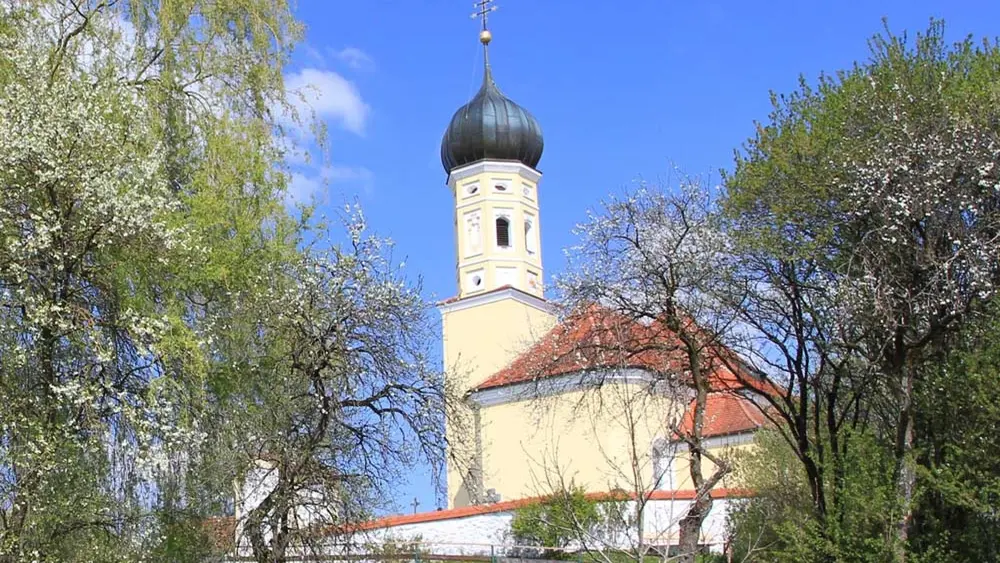 Blick auf die St. Georg Kirche in Bichl