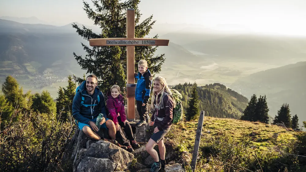 Familie am Gipfel des Maiskogel