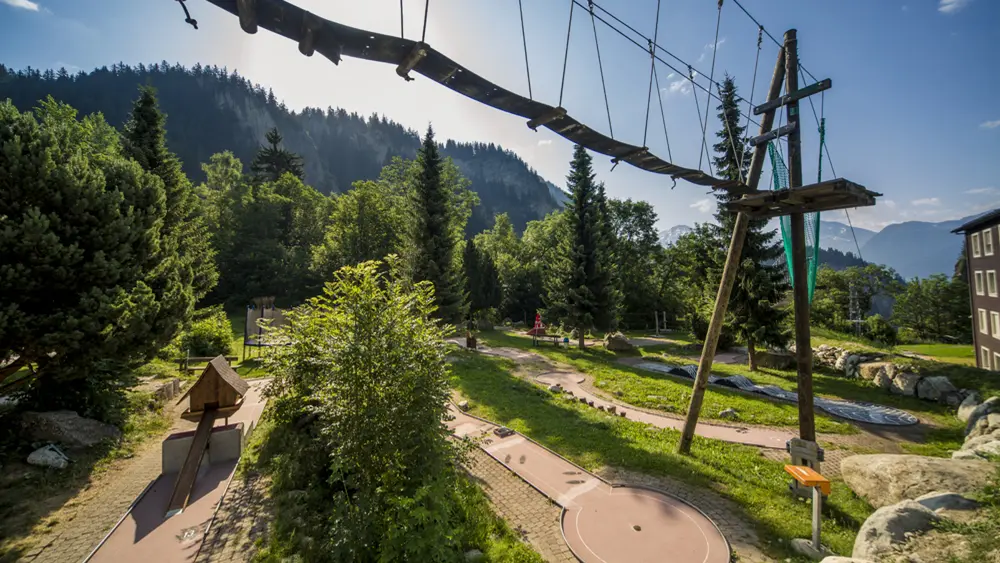 Minigolfbahn und Kletterbrücke im Hexenkessel in Blatten