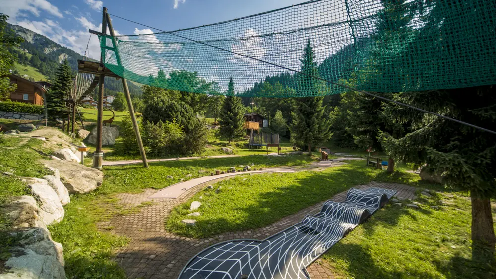 Minigolfbahn und Kletterparcours im Hexenkessel in Blatten