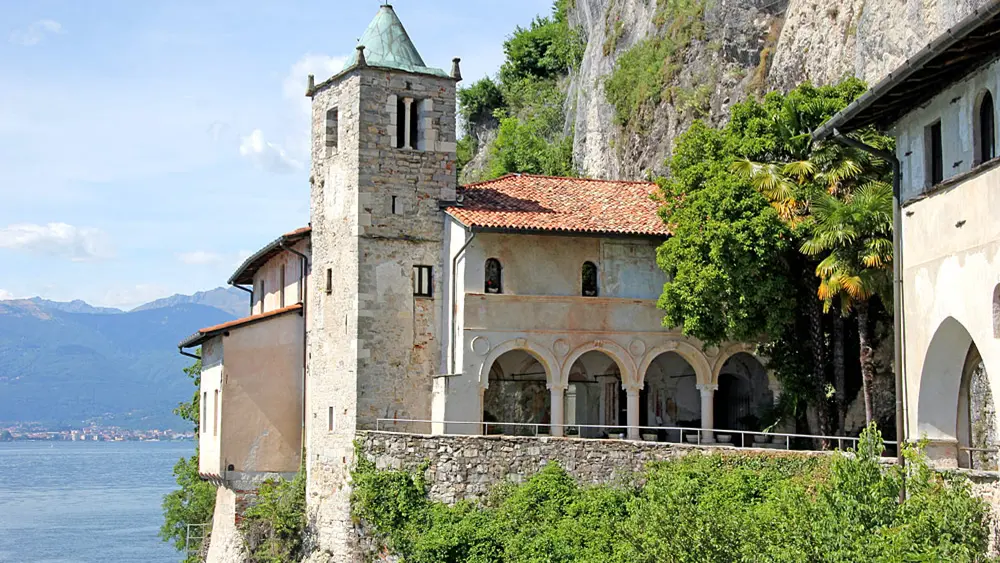 Romanischer Kirchturm des Klosters Santa Caterina del Sasso