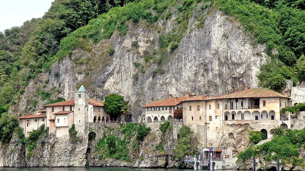 Blick vom Lago Maggiore auf das Eremitenkloster Santa Caterina del Sasso