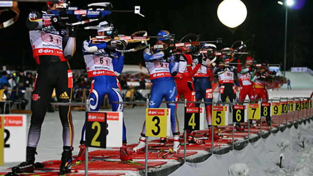 Die Athleten am Schießstand in der Chiemgau-Arena