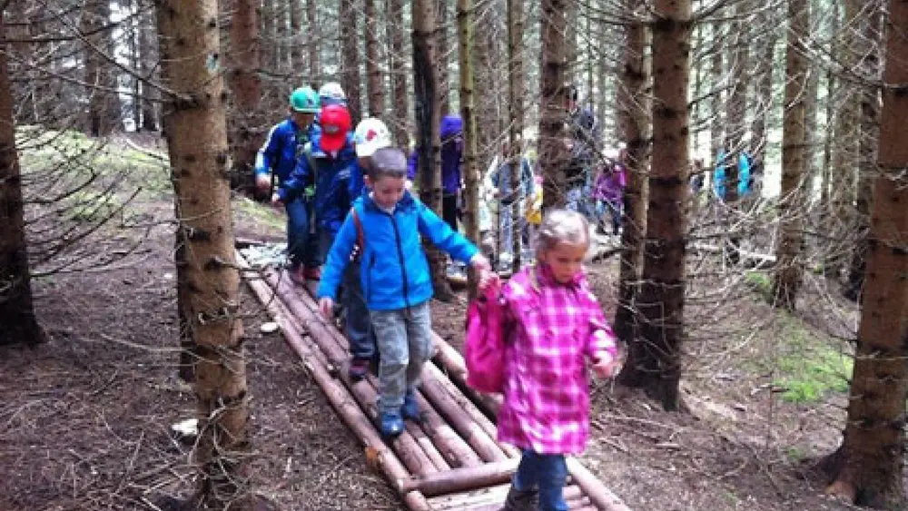 Kinder beim Walderlebnis auf Moosle's Forscherpfad am Grubigstein bei Lermoos