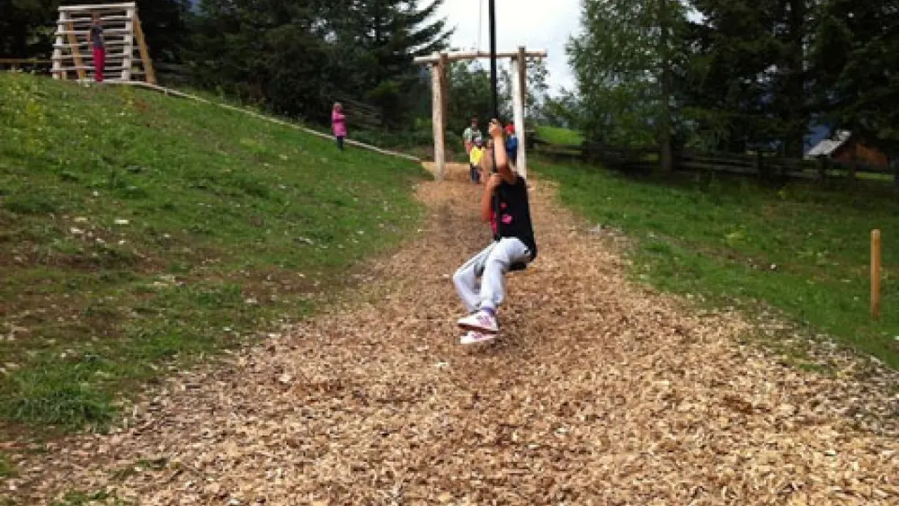 Seilbahn auf dem Spielplatz an Moosle's Forscherpfad am Grubigstein bei Lermoos