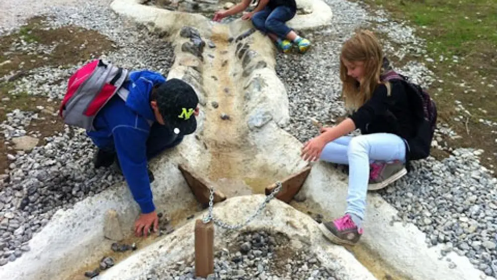 Kinder auf dem Wasserspielplatz bei Moosle's Forscherpfad am Grubigstein bei Lermoos