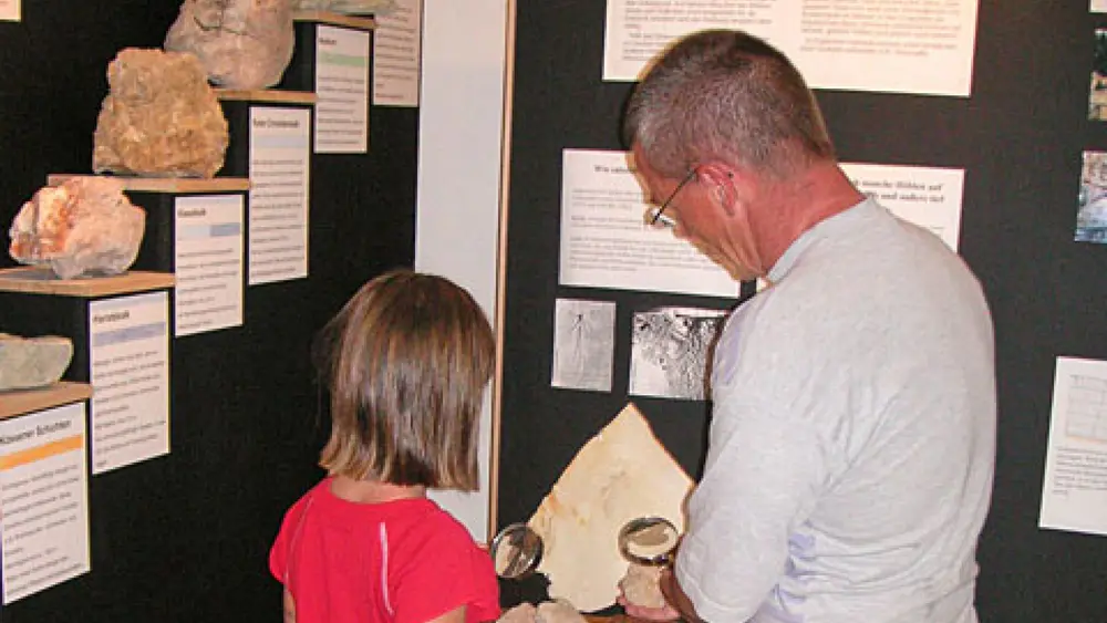 Besucher im Höhlenmuseum Frasdorf