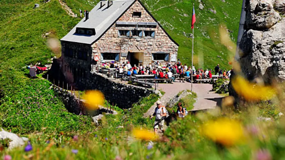 Ausflugsgäste auf der Terrasse der Pfälzerhütte bei Malbun